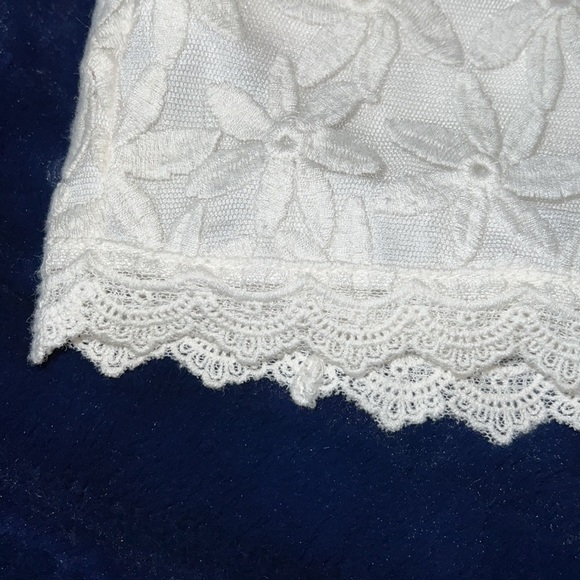 MONTEAU. WHITE DRESSY SHORTS. FLORAL LACE LIKE OVERLAY. 2.5-3” INSEAM. FEMININE - Picture 3 of 10